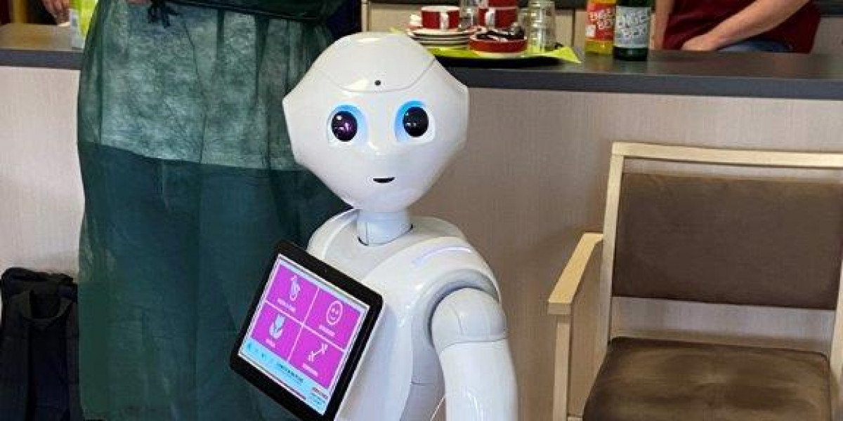 Roboter „Pepper“ verbreitet gute Laune im GFO Seniorenzentrum Franziskaner-Hof Attendorn