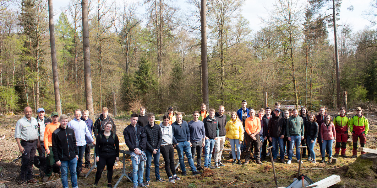 Naturschutz ist Teamarbeit: Nachwuchskräfte der Krombacher Brauerei pflanzen gemeinsam Bäume