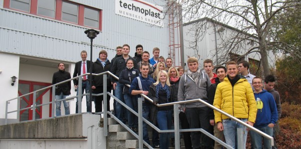 Auszubildende besuchen die MENNEKES Elektrotechnik Sachsen GmbH in Neudorf